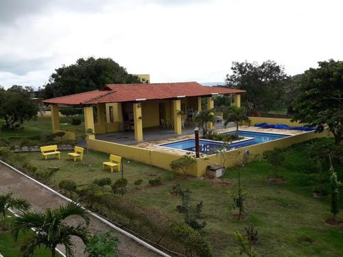 una casa con piscina frente a ella en Flat Condomínio Serra Negra, en Bezerros
