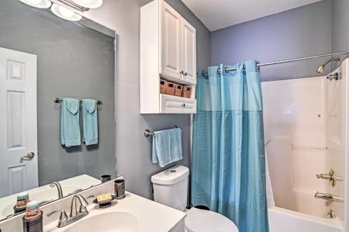ein Badezimmer mit einem blauen Duschvorhang und einem Waschbecken in der Unterkunft Myrtle Beach Condo with Pool Less Than 2 Mi to the Coast! in Myrtle Beach
