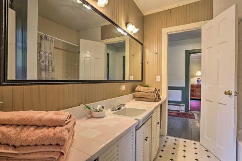 Un baño con lavabo y un espejo grande. en Catskills House 1 Mi to Windham Mountain Resort!, en Windham