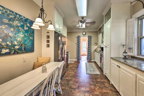 Foto de la galería de Ornate Cottage with Sunroom - Near MSU and Water Park! en Wichita Falls