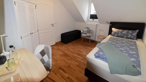 um quarto com uma cama, uma mesa e uma cadeira em Haus Wopke em Borkum