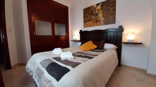 a bedroom with a bed with towels on it at Loft céntrico en Ronda cercano al Tajo y Plaza de Toros con Wifi y Parking Opcional in Ronda