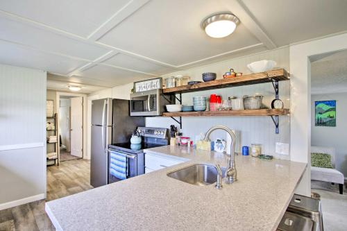 Η κουζίνα ή μικρή κουζίνα στο Waterfront Anderson Island Home with Kayaks