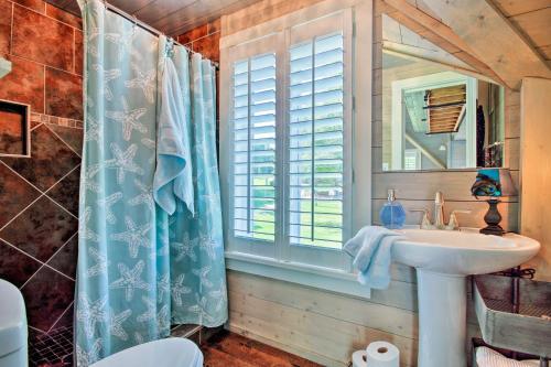 La salle de bains est pourvue d'un lavabo et d'une fenêtre. dans l'établissement Camden Home on Lake Wateree with Boat Dock!, à Taylors Creek