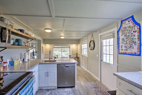 Η κουζίνα ή μικρή κουζίνα στο Waterfront Anderson Island Home with Kayaks