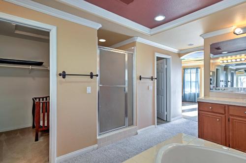 Ένα μπάνιο στο Ocean-View San Diego Home with Pool, Patio and Hot Tub
