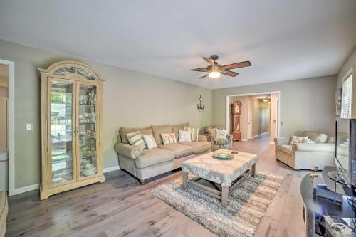 Fotografie z fotogalerie ubytování Calvert City Home, 8 Miles to Kentucky Lake! v destinaci Calvert City