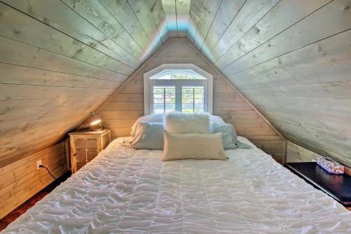 - une chambre mansardée avec un grand lit blanc dans l'établissement Camden Home on Lake Wateree with Boat Dock!, à Taylors Creek