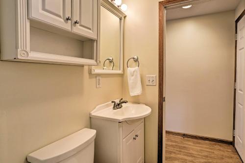 Salle de bains dans l'établissement Home with Lake-View Deck by Camp Perry and Magee Marsh