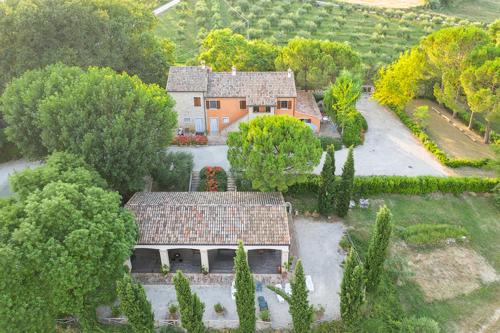 an aerial view of a house with a yard at Rustico del Conero in Camerano