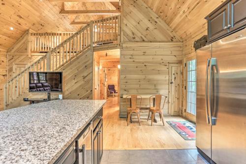 Fotografie z fotogalerie ubytování Palmerton Cabin with Game Room about 5 Mi to Blue Mtn v destinaci Palmerton