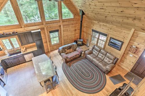 Posezení v ubytování Palmerton Cabin with Game Room about 5 Mi to Blue Mtn