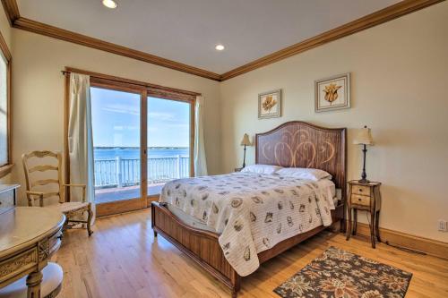 Posteľ alebo postele v izbe v ubytovaní Waterfront Home with Large Deck and Private Pool!