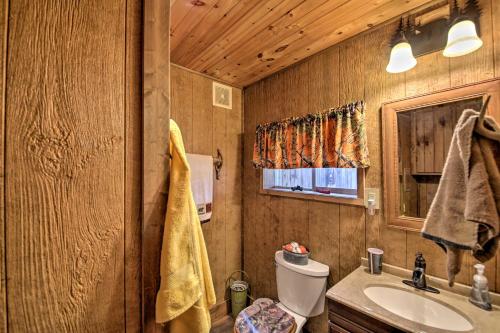 Photo de la galerie de l'établissement The Bovard Lodge Rustic Cabin Near Ohio River!, à Florence