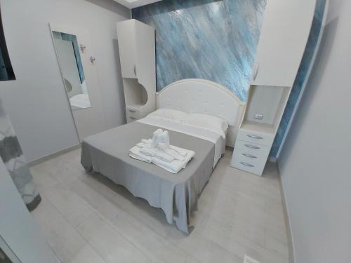 Un pequeño dormitorio con una cama con toallas. en B&B Il Cianciolo en Lampedusa