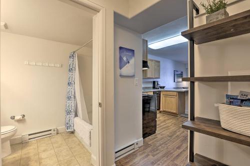 uma cozinha com um lavatório e um WC num quarto em Wildhorse Meadows Studio with Resort Gondola Access! em Steamboat Springs