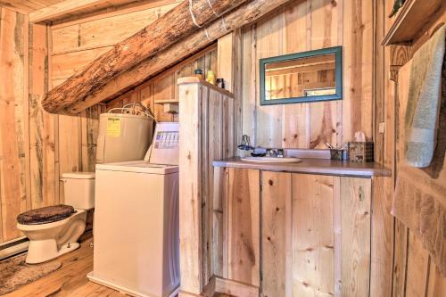 Ένα μπάνιο στο Secluded Belle Fourche Cabin Group Friendly!