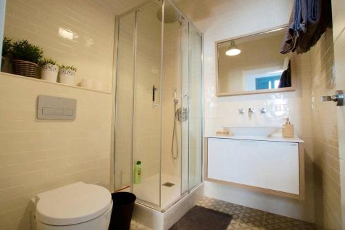 y baño con ducha, aseo y lavamanos. en LOVELY FLAT FIRA MWC, en Hospitalet de Llobregat