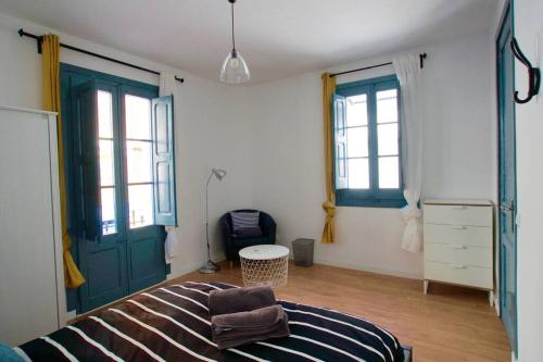 1 dormitorio con 1 cama, 2 ventanas y puerta en LOVELY FLAT FIRA MWC, en Hospitalet de Llobregat