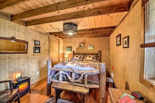 - une chambre avec un lit dans une pièce dotée de murs en bois dans l'établissement The Bovard Lodge Rustic Cabin Near Ohio River!, à Florence