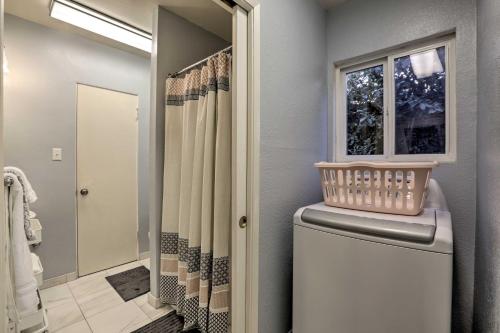 Koupelna v ubytování Great Bay Area Home, 12 Mi to Downtown San Jose!