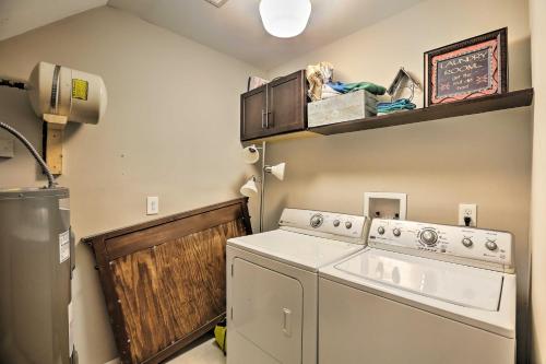 Η κουζίνα ή μικρή κουζίνα στο Nashville Home with Fire Pit and Yard, 3 Mi to Dwtn