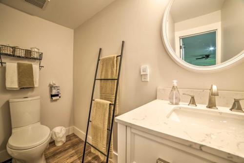 Koupelna v ubytování Lake Barkley Waterfront Home with Deck and Boat Dock!