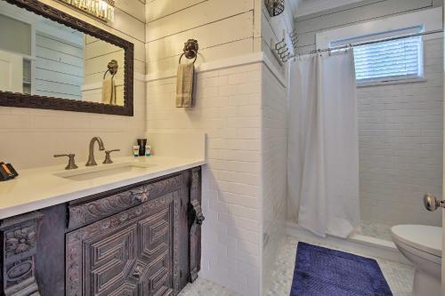 Een badkamer bij Downtown Austin Home, 1 Mile to South Congress Ave