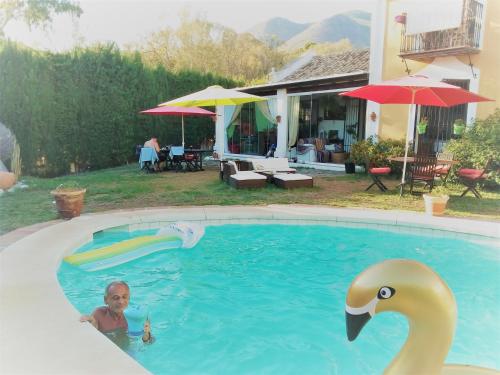 una donna in una piscina con un'anatra nell'acqua di Villa CaraVane a Benalmádena