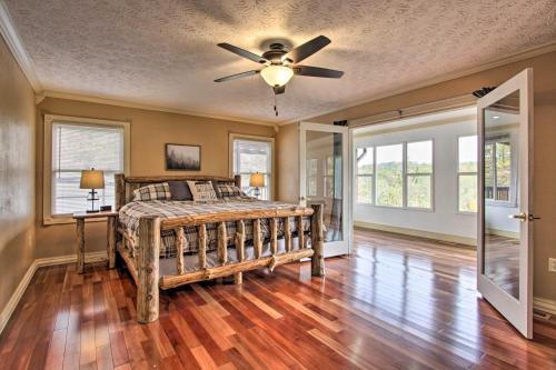 um quarto com uma cama e uma ventoinha de tecto em Luxe Cabin with Covered Pool and Smoky Mountain Vistas em Sevierville