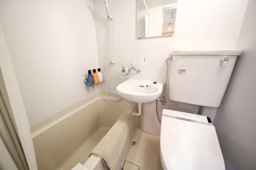 Baño pequeño con aseo y lavamanos en Osaka - Hotel / Vacation STAY 65254 en Osaka