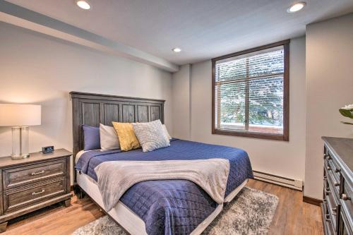 1 dormitorio con cama y ventana en Solitude Mountain Slopeside Ski Condo with Hot Tub!, en Brighton