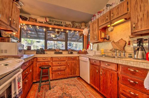 Dapur atau dapur kecil di Riverfront Getaway with Treehouse, Fire Pit and Deck!
