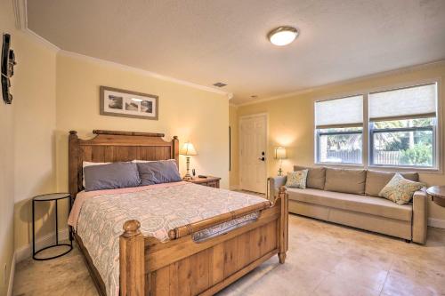 Un dormitorio con una cama y un sofá y una ventana. en St Augustine Studio with Fire Pit - Walk to Beach!, en St. Augustine Beach
