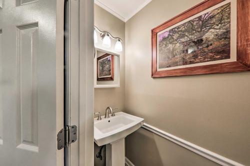 Koupelna v ubytování Country Club Charmer with Yard about 18 Mi to Nashville!