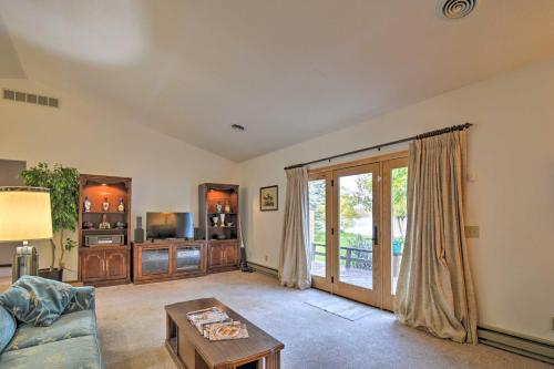 Foto dalla galleria di Quintessential Lake George House with BBQ and Fire Pit a West Branch