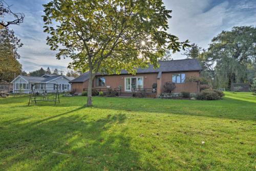 Foto dalla galleria di Quintessential Lake George House with BBQ and Fire Pit a West Branch