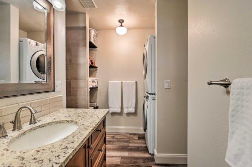 Bathroom sa Winter Garden Bungalow with Gas Grill, Walk to Dtwn!