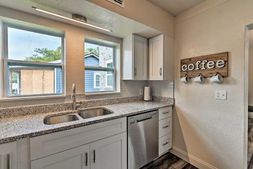 uma cozinha com um lavatório e duas janelas em Spacious Winter Garden Home with BBQ, Walk to Dwtn! em Orlando