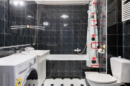 y baño con aseo, lavabo y ducha. en Medicover Wilanow P&O Serviced Apartments, en Varsovia