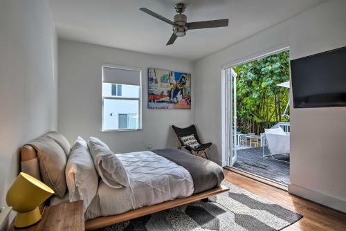 Giường trong phòng chung tại Modern Miami Villa with Pool Oasis about 5 Mi to Beach!