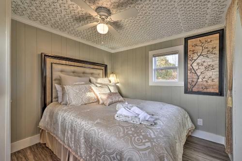 Llit o llits en una habitació de Six Waterpots Cottage II in Blue Ridge Mountains