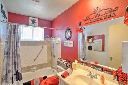Un baño con bañera, ducha y lavabo. en Sun City Escape Less Than 10 Mi to Spring Training and Golf!, en Sun City
