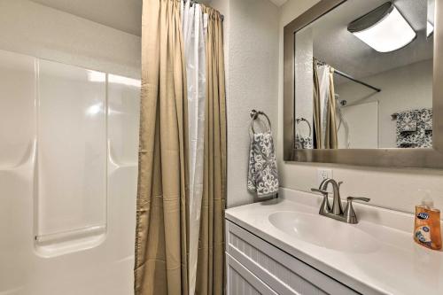 ein Badezimmer mit Waschbecken und Duschvorhang in der Unterkunft Six Waterpots Cottage II in Blue Ridge Mountains in Lenoir