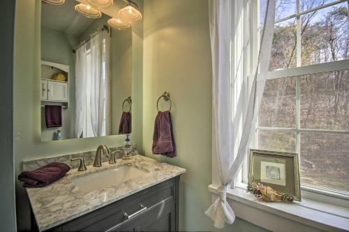 Bathroom sa Quiet Escape with Hot Tub, 5 Miles to Raystown Lake!