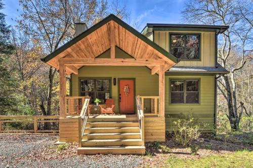 una casita verde pequeña con porche en Creekside Craftsman Retreat in North GA Mountains!, en Mineral Bluff