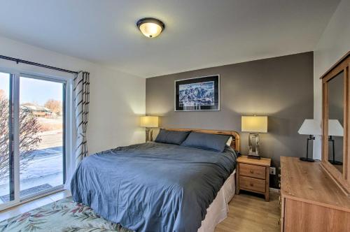 - une chambre avec un lit et une grande fenêtre dans l'établissement Cozy Wolf Lodge Ski Retreat - 17 Mi to 3 Resorts!, à Eden