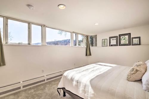 Ένα ή περισσότερα κρεβάτια σε δωμάτιο στο Pristine West Dover Home with Deck and Mountain Views!