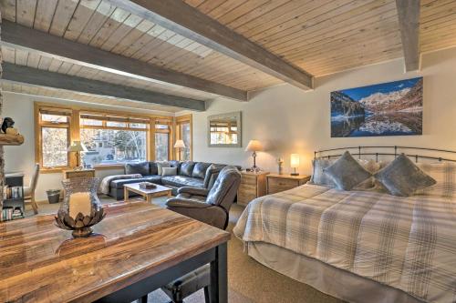 1 dormitorio con 1 cama y 1 sofá en Ski Lovers Studio with Easy Pool and Hot Tub Access!, en Snowmass Village