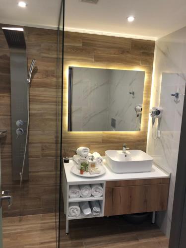 Koupelna v ubytování Lakones Deluxe Suites